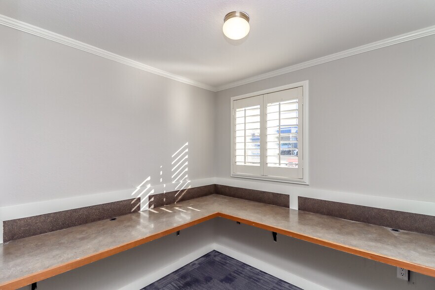 More Photos Of 3838 S Warner St, Tacoma Flex For Lease