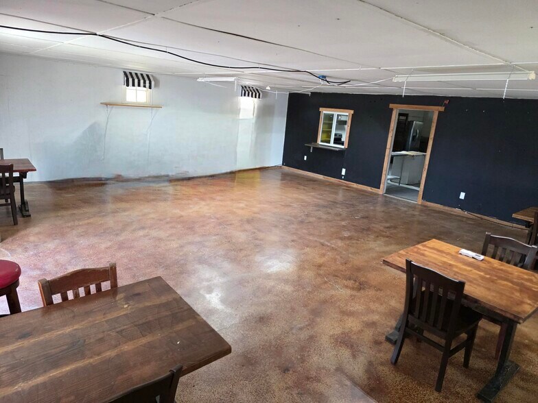 More Photos Of 110 County Road 421, Thorndale Storefront Retail Office For Sale