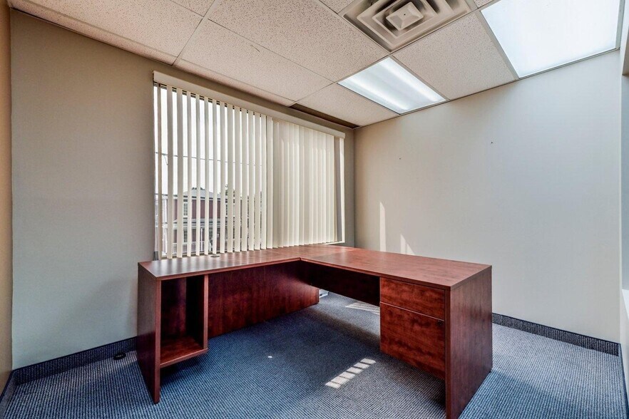 More Photos Of 5687 Av Auteuil, Brossard Office For Lease