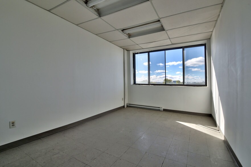 More Photos Of 8515 Av 9e, Montréal Light Manufacturing For Sale
