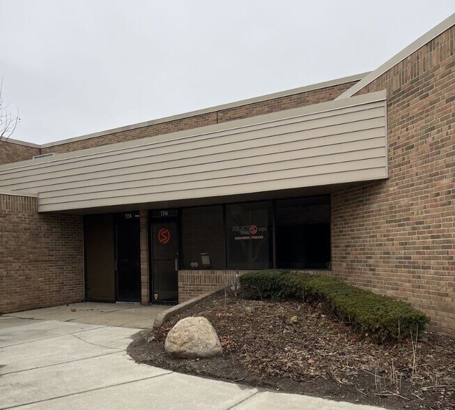 More Photos Of 7314-7515 19 Mile Rd, Sterling Heights Showroom For Lease