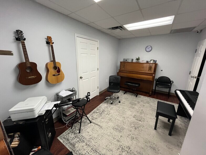 More Photos Of 4920 Lena Rd, Bradenton Light Distribution For Lease