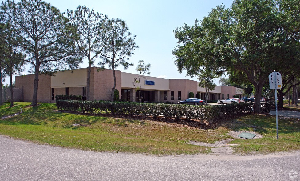 More Photos Of 567-585 Interstate Blvd, Sarasota Showroom For Lease