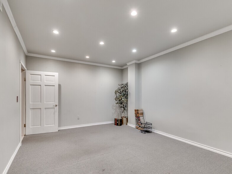 More Photos Of 1420 Linwood Blvd, Oklahoma City Office For Sale