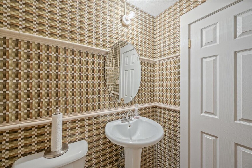 More Photos Of 310 E 17th St, Cheyenne Flex For Sale