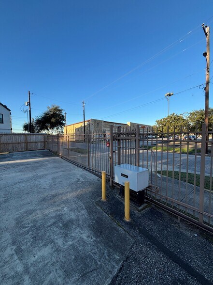 More Photos Of 5208 Harrisburg Blvd, Houston Storefront For Sale