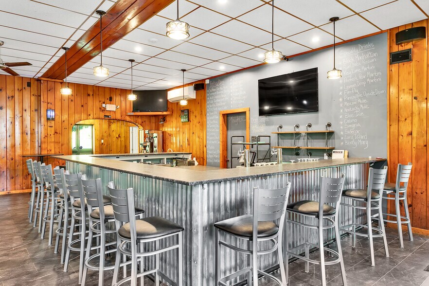 More Photos Of 715 Craigdell Rd, New Kensington Bar For Sale