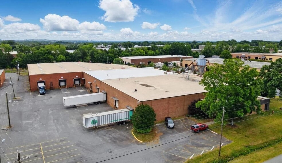 More Photos Of 10901 Carpet St, Charlotte Warehouse For Lease