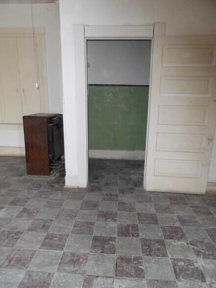 More Photos Of 406 Missouri Ave, East Saint Louis Office For Sale