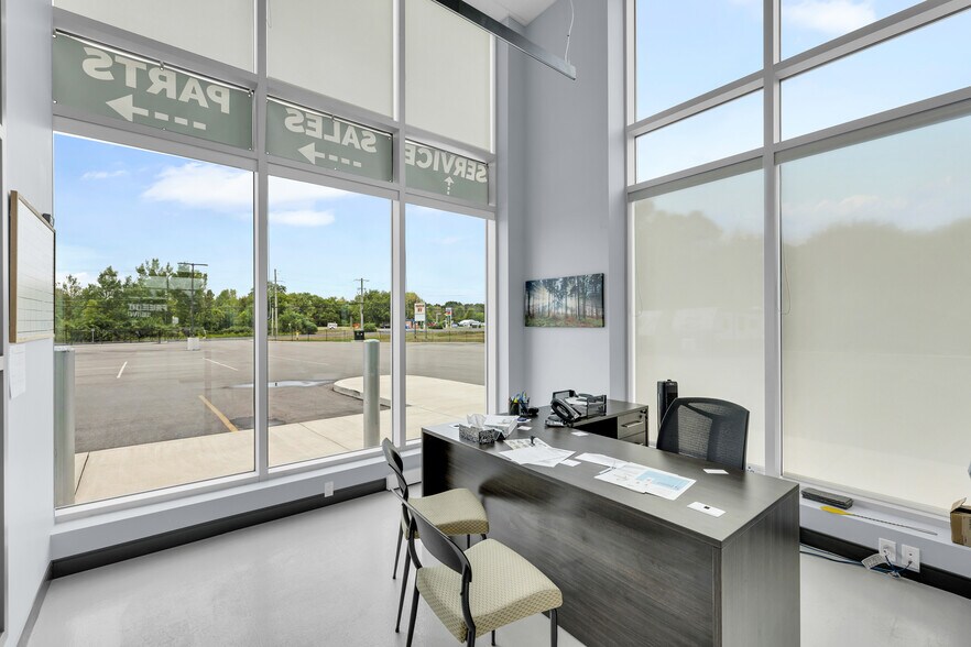 More Photos Of 663 Stewart Blvd, Brockville Showroom For Sale