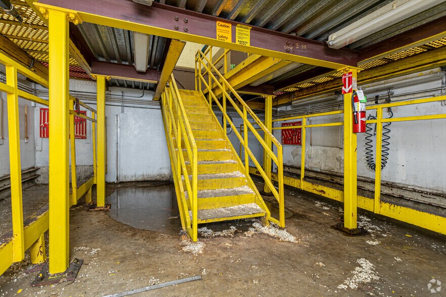 More Photos Of 1229 NW Evangeline Trwy, Lafayette Distribution For Sale