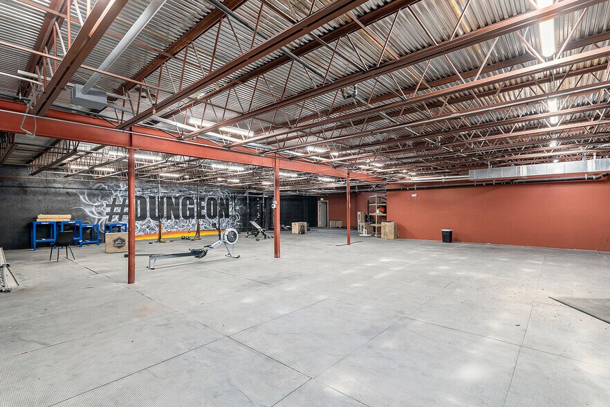 More Photos Of 221 W County Line Rd, Littleton Freestanding For Lease