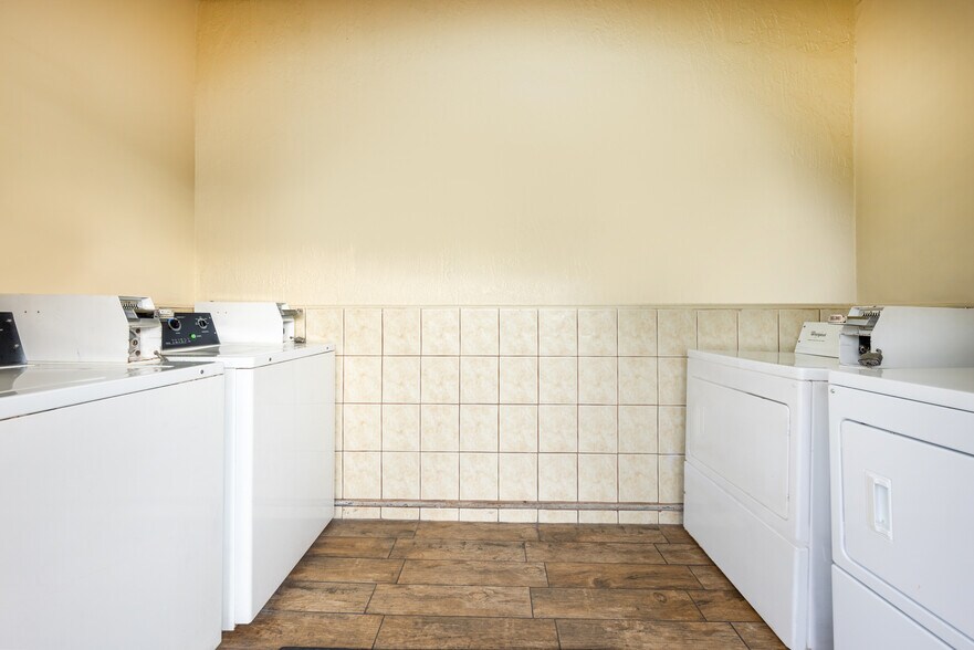 More Photos Of 409 SE 1st Ave, Florida City Hotel For Sale