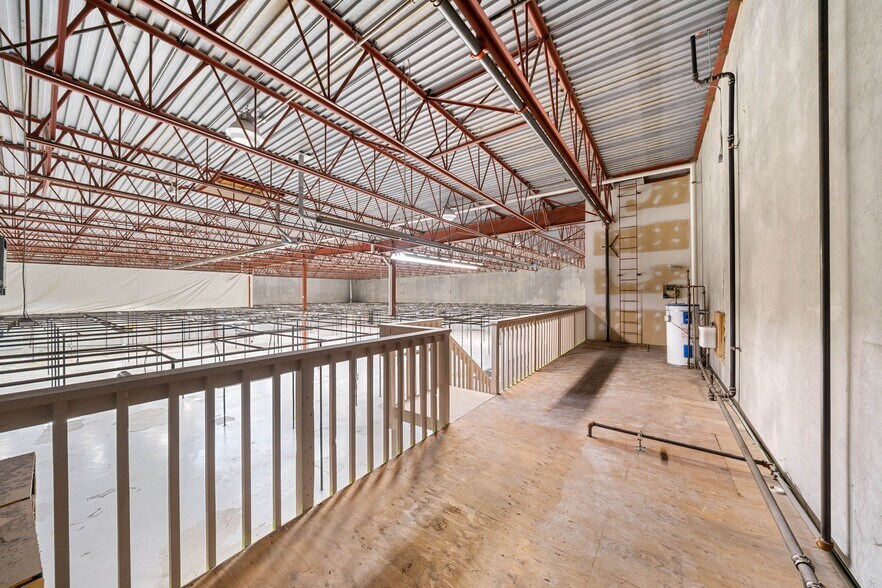 More Photos Of 8920 Fraserton Ct, Burnaby Warehouse For Lease