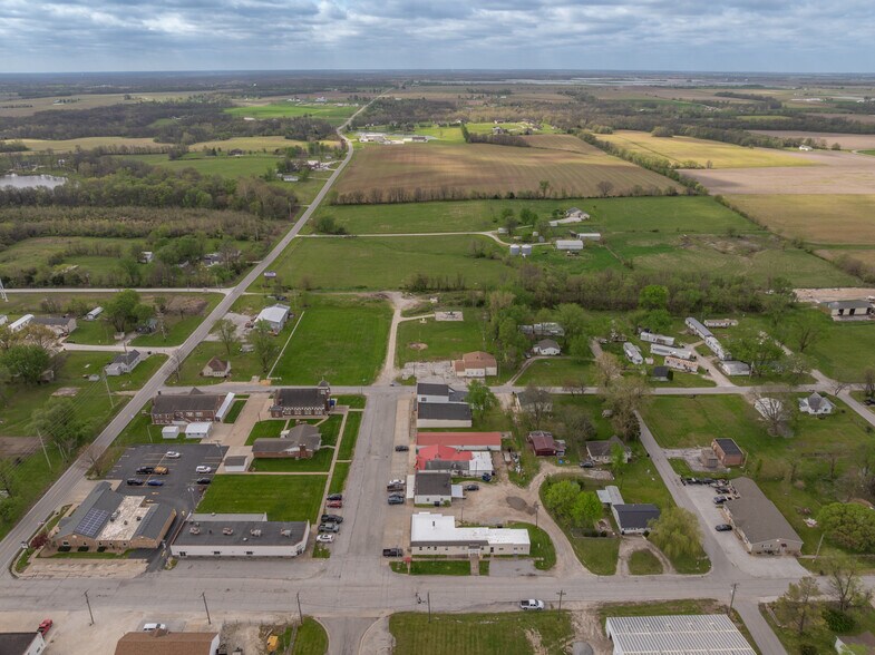 More Photos Of 220 W Lincoln St, Hawk Point General Retail For Sale