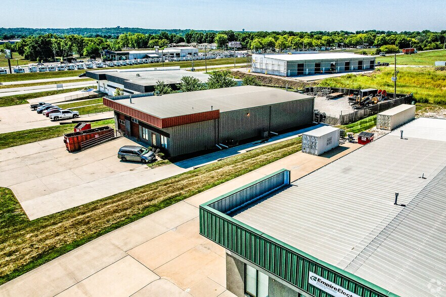 More Photos Of 1110 NW Valley Ridge Dr, Grain Valley Warehouse For Lease