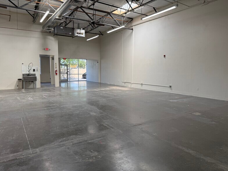 More Photos Of 13343 W Foxfire Dr, Surprise Showroom For Lease