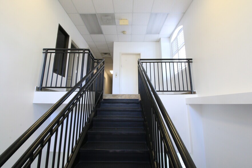 More Photos Of 5905 Winsome Ln, Houston Office For Sale