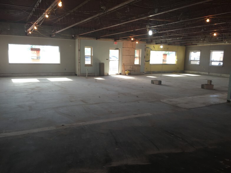 More Photos Of 202 S Bridge St, Yorkville Storefront For Sale