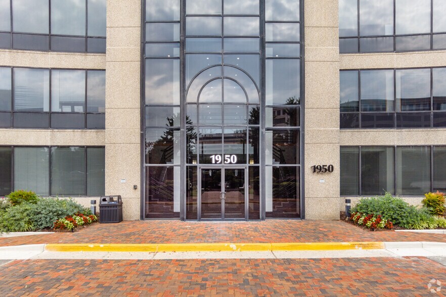 More Photos Of 1950 Old Gallows Rd, Vienna Office For Lease