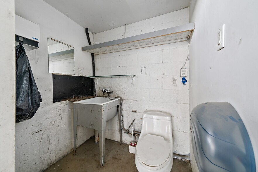 More Photos Of 35-75 Rue De L'acier, Coteau-du-lac Manufacturing For Sale