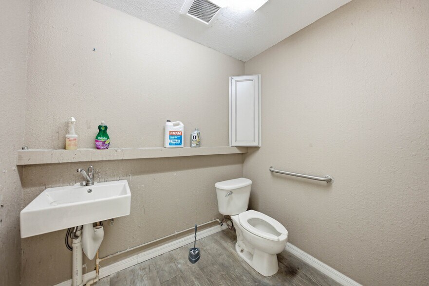 More Photos Of 2160 Edgewood Dr S, Lakeland Warehouse For Lease