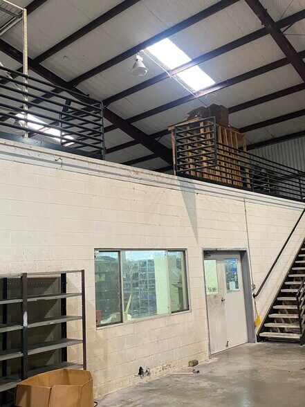 More Photos Of 8614 Veterans Memorial Dr, Houston Distribution For Sale