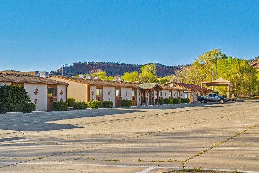 More Photos Of 386 E 300 S, Kanab Hotel For Sale