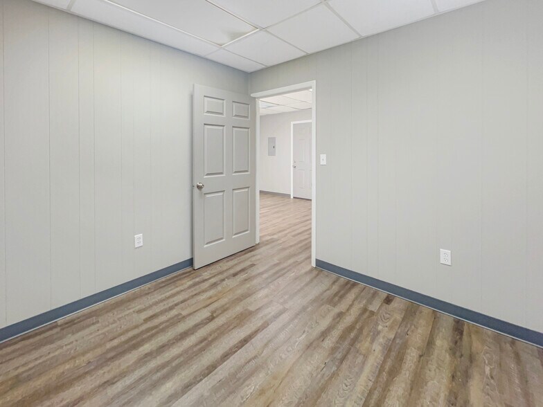 More Photos Of 800 Industrial Cir, Phenix City Distribution For Lease