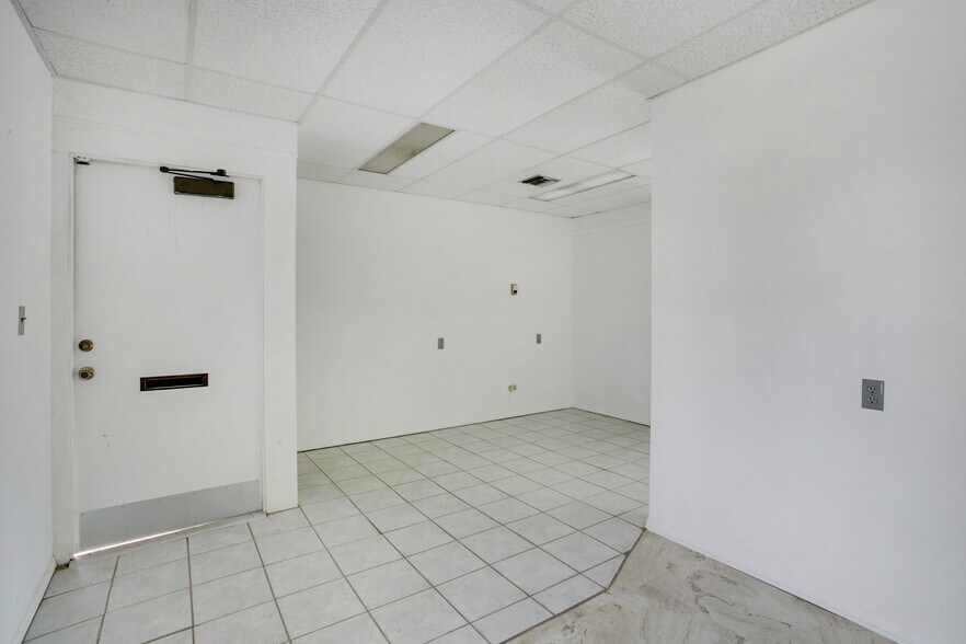 More Photos Of 1500-1536 S Dixie Hwy, Pompano Beach Showroom For Lease