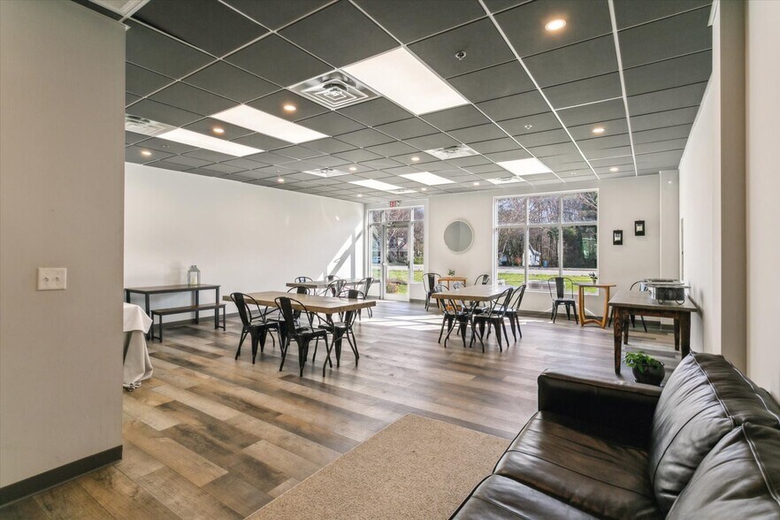 More Photos Of 6824 Colemans Crossing Ave, Hayes Storefront Retail Office For Lease