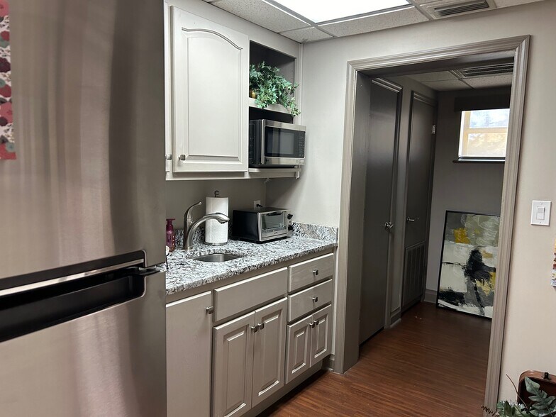 More Photos Of 798 SW Main Blvd, Lake City Office For Sale