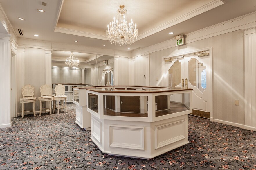 More Photos Of 6575 N College Ave, Indianapolis General Retail For Sale