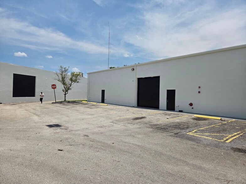 Primary Photo Of 5750 Columbia Cir, Mangonia Park Warehouse For Lease