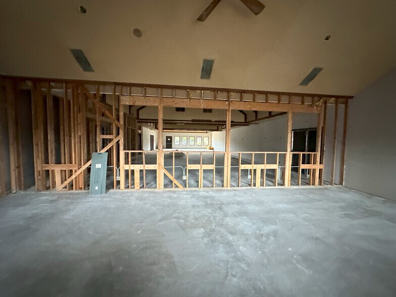 More Photos Of 301 Kienle Dr, Piqua Storefront Retail Office For Lease