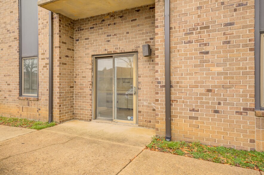 More Photos Of 4609 Pinecrest Office Park Dr, Alexandria Medical For Sale