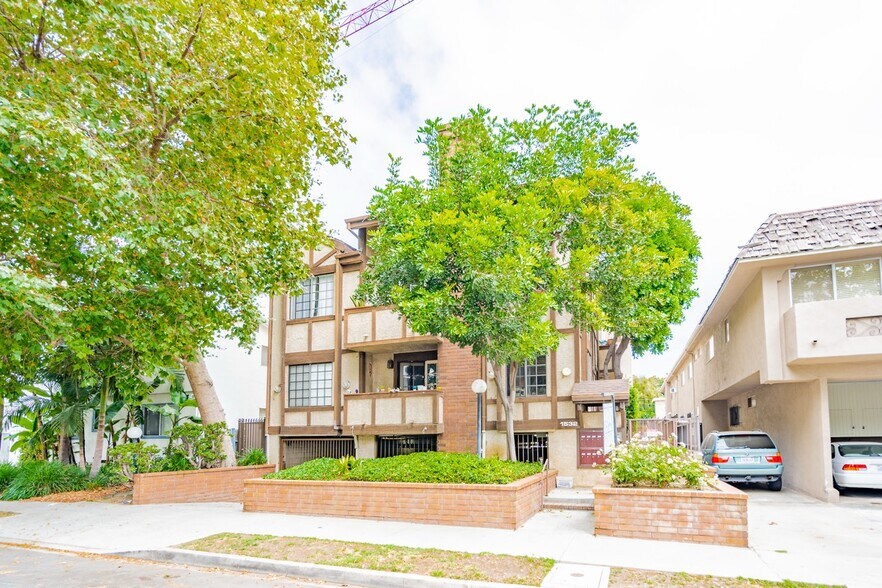 Primary Photo Of 1532 Granville Ave, Los Angeles Apartments For Sale