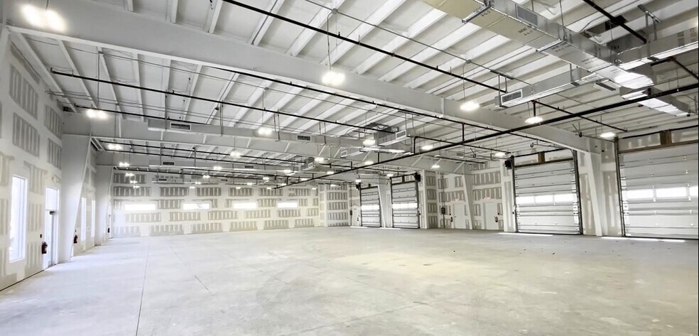 More Photos Of 16350 Innovation Ln, Fort Myers Light Distribution For Sale