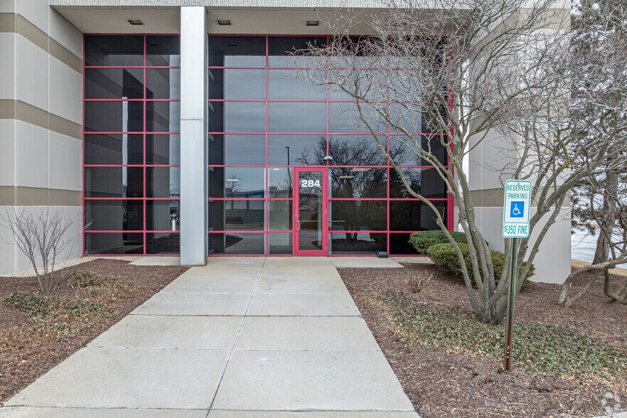 More Photos Of 284-314 E Lies Rd, Carol Stream Distribution For Lease