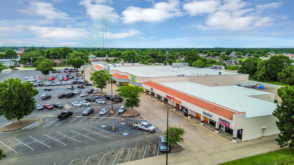 More Photos Of 2220-2252 Ambassador Caffery Pky, Lafayette Supermarket For Lease
