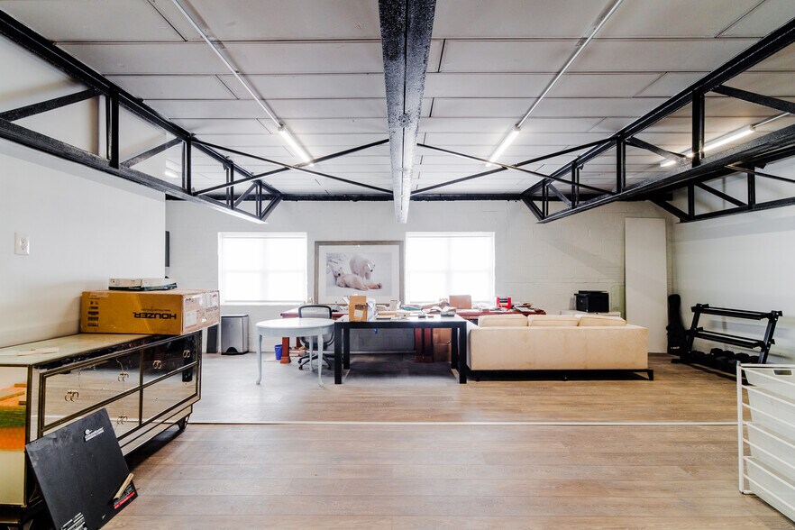 More Photos Of 1819 Gilford Ave, New Hyde Park Warehouse For Lease