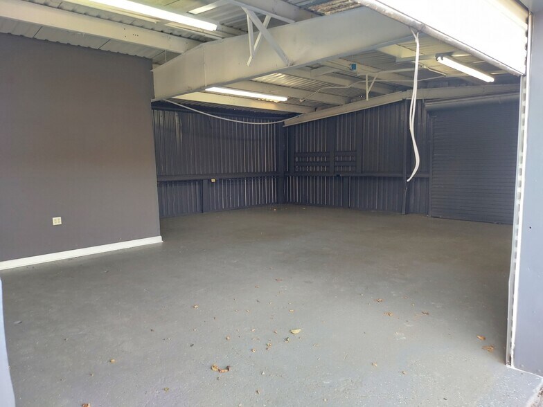 More Photos Of 422 W Gulf Bank Rd, Houston Warehouse For Sale