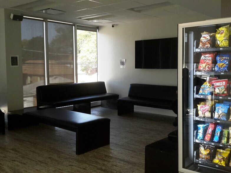 More Photos Of 6232 N Pulaski Rd, Chicago Office For Sale