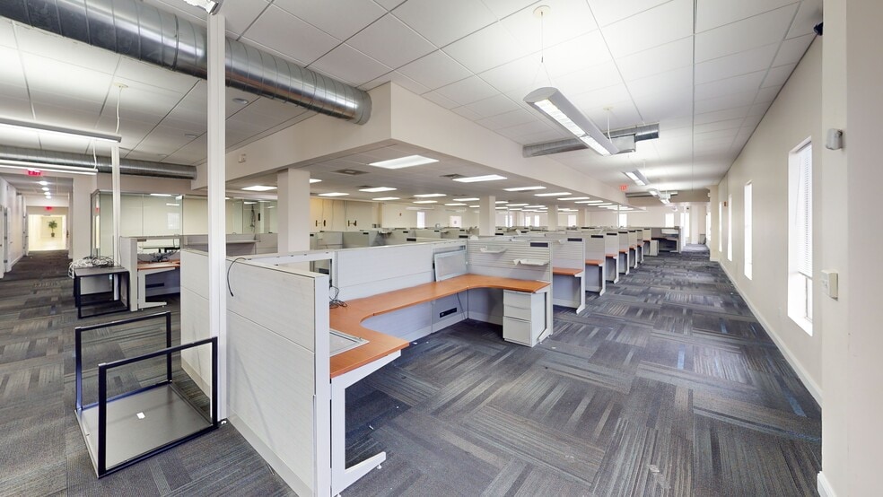 More Photos Of 5118 N 56th St, Tampa Office For Lease