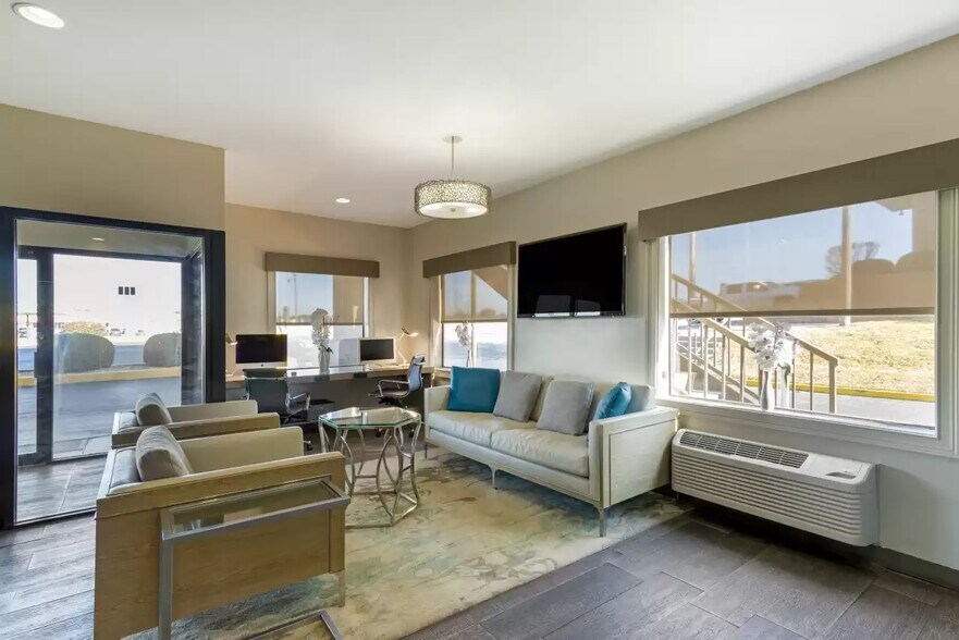 More Photos Of 820 Shoneys Dr, Ashburn Hotel For Sale