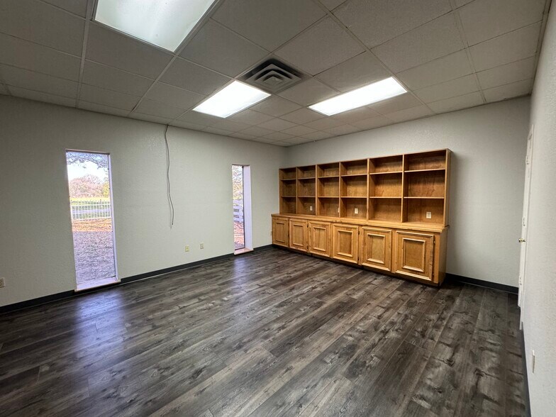 More Photos Of 27703 Calvert Rd, Tomball Warehouse For Lease