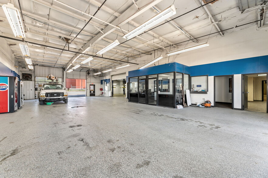 More Photos Of 940 N I-35 E, Lancaster Auto Dealership For Lease
