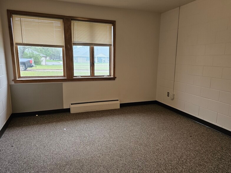 More Photos Of 522 11th SE Ave, Cambridge Office For Lease