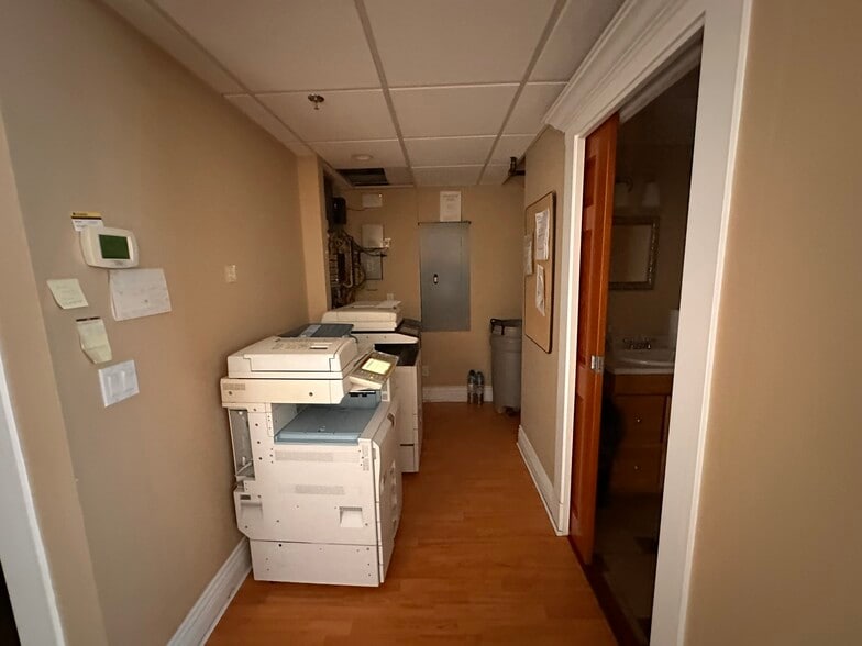 More Photos Of 15272 Croydon Dr, Surrey Office Residential For Sale