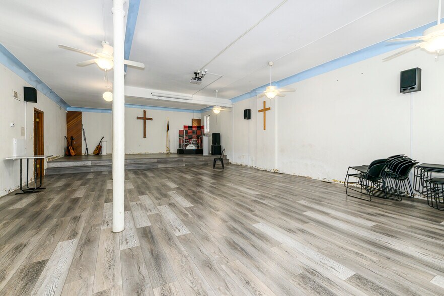 More Photos Of 4019 S Grand Blvd, Saint Louis Flex For Sale